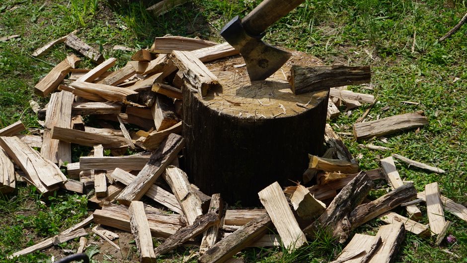 Bushcraft-Äxte: Wie du das richtige Werkzeug für deine Abenteuer wählst